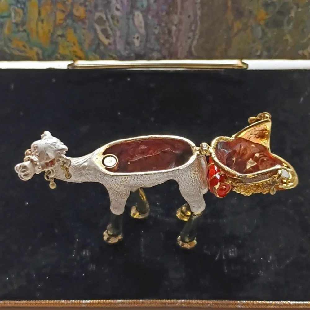 Elegant Camel Trinket Box with Gold Tones and Red Accents (Qifu)